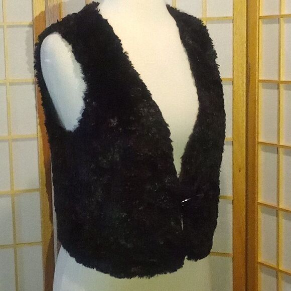 Trina Turk Lg Cropped Furry Vest - Picture 14 of 16